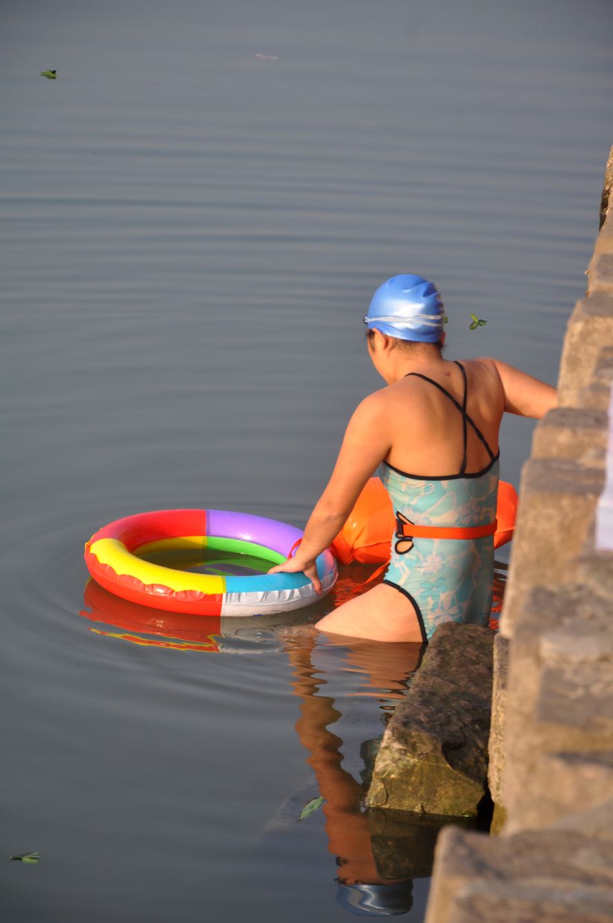 蓬安睡佛身边惊现身穿性感泳衣冬泳女郎惹得众人纷纷驻足围观