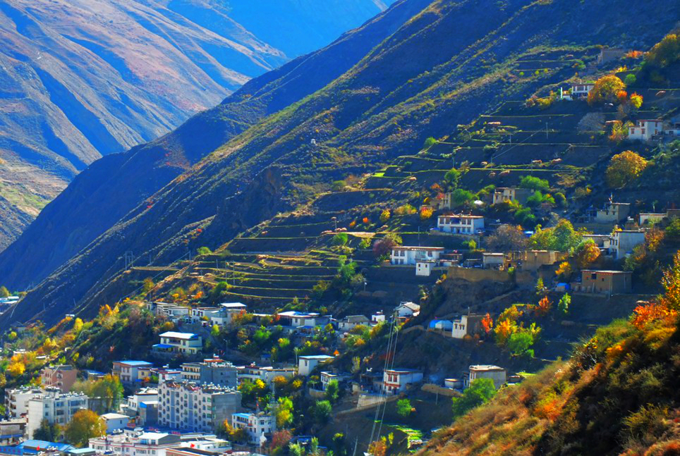 被誉为"最后的一片净土","乡格里拉的后花园","中国西部的太阳谷"