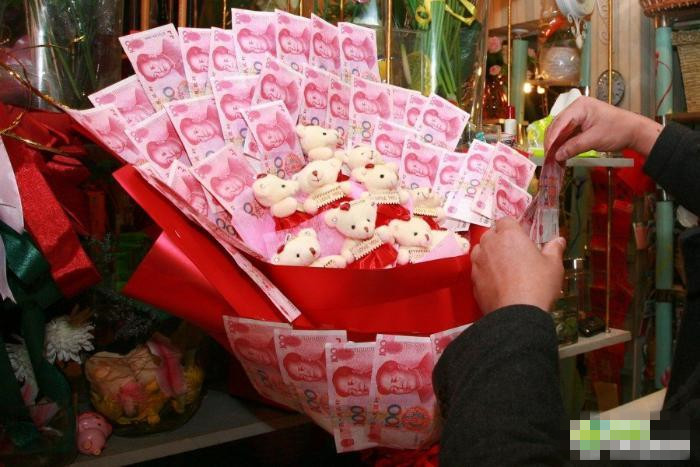 土豪用钱做花束求婚 惊呆屌丝们