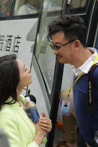 《咱们回家吧》剧组探班照大放送