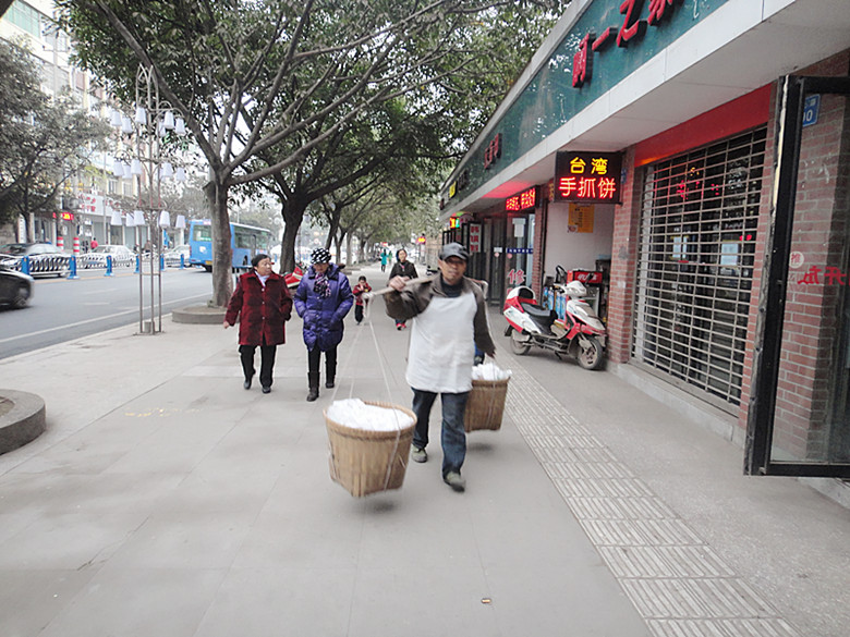 "卖汤圆 卖汤圆 小二哥的汤圆 园又甜"