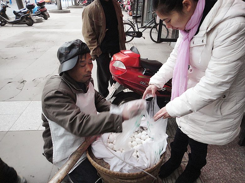 "卖汤圆 卖汤圆 小二哥的汤圆 园又甜"