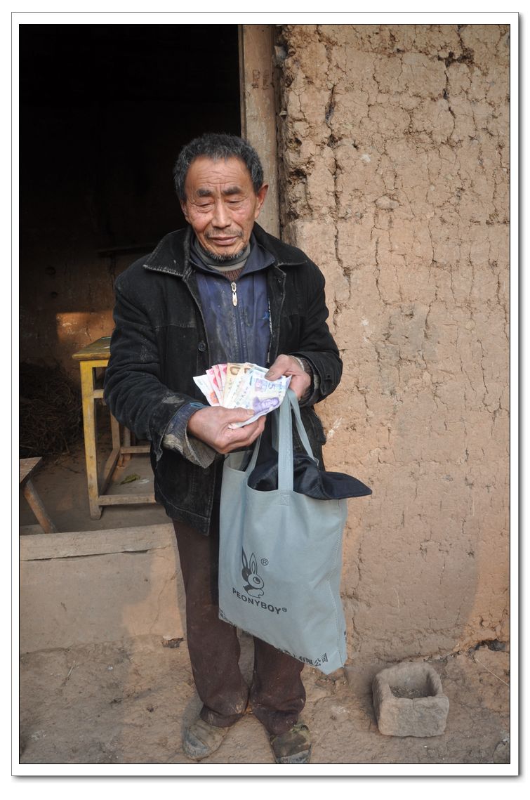 走基层,惠民生:家住即将垮塌土墙房子的72岁孤独老人王文明渴望县委送