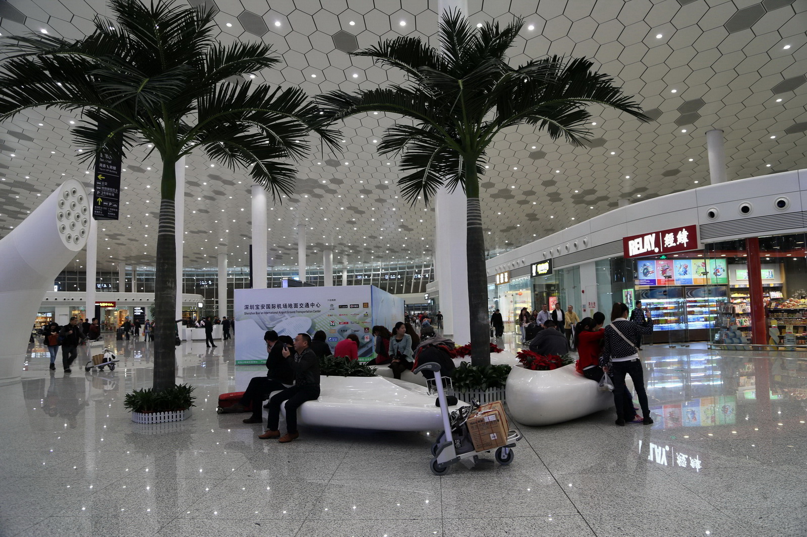 深圳宝安机场出口大厅夜景