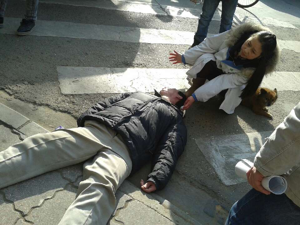 一癫痫患者犯病倒地,头部摔伤流血,一药店营业员.