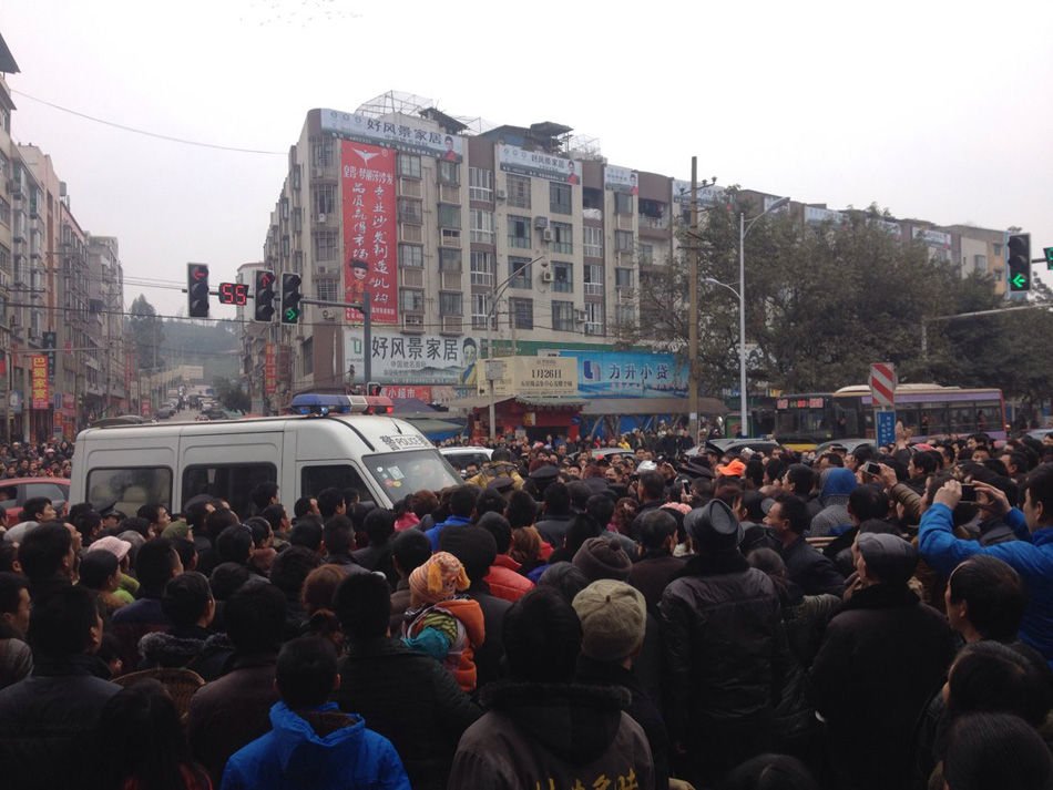 四川广安城管抢卖菜老人秤扔河里引人群聚集-巴中论坛-麻辣社区 四川