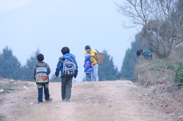 回来的路上遇到放学的山里娃娃,今天是星期天,难道也在上课