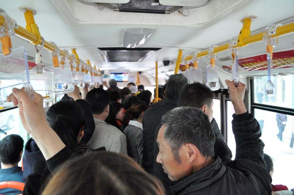 蓬安县城建设路上行驶的1路公交车确实太拥挤了,建议增加1路公交车