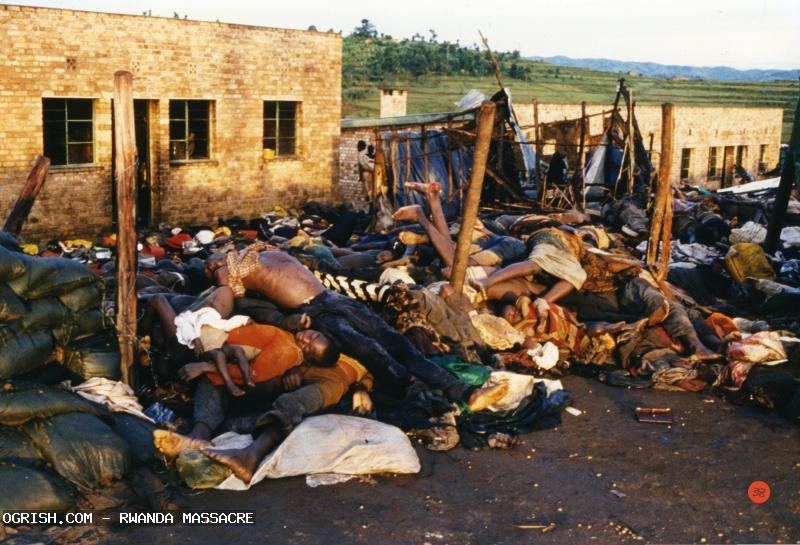当时卢旺达国内到处是积极如山的尸体,惨不忍睹