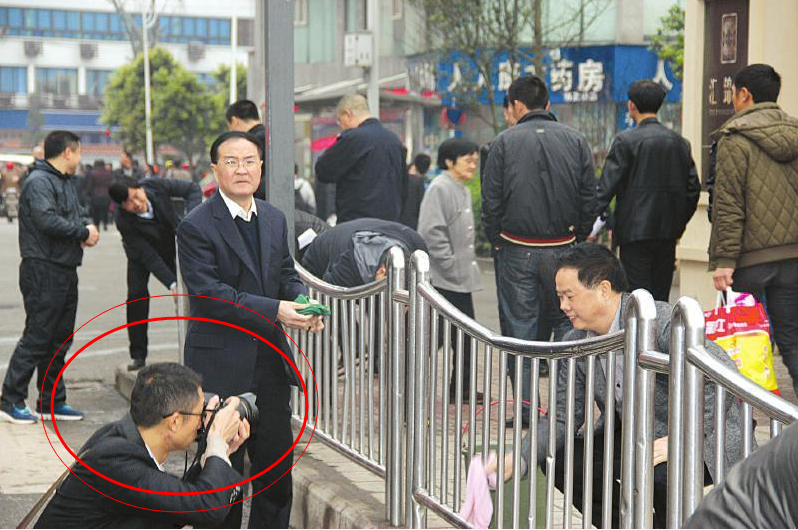 泸州叙永县委书记带头上街大扫除 有专人拍照