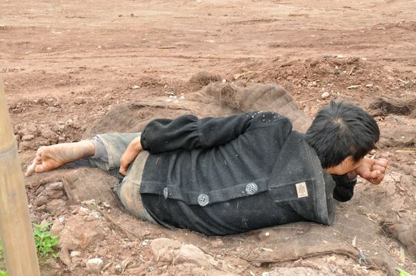 蓬安嘉陵第一桑梓蓬州鱼轩旁发现一个可怜的流浪汉,请蓬安民政局前来