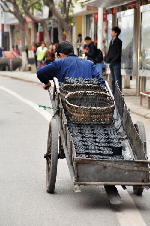 行走在蓬安大街上的板板车,背上的压力往肉里扣,它把头沉重地垂下!