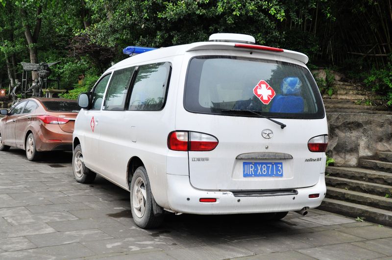 装有警报器贴有红十字会标志的车子,请遵守景区严禁车辆入内的规定(已