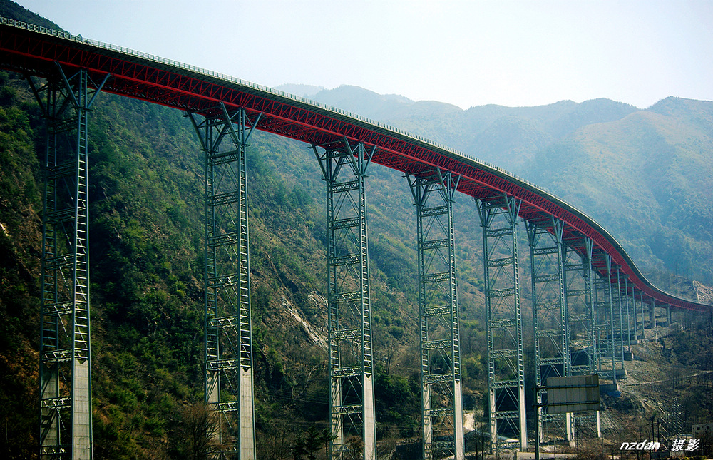 行驶在雅西高速路上看风景