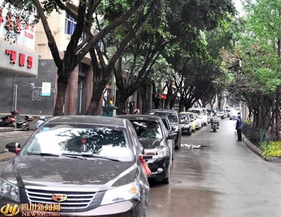 巴中市城市管理行政执法局侯飞甫拒绝交费致收