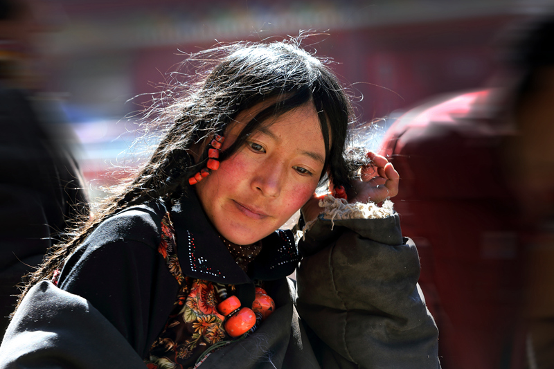 逆光中的藏族美女