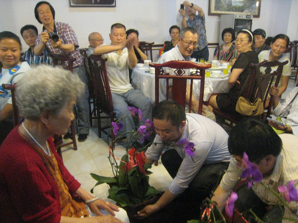 都江堰市举行著名国画大师张大千女弟子雷良玉收徒仪式