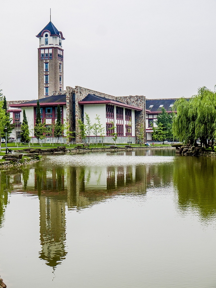 徜徉成都東軟學院