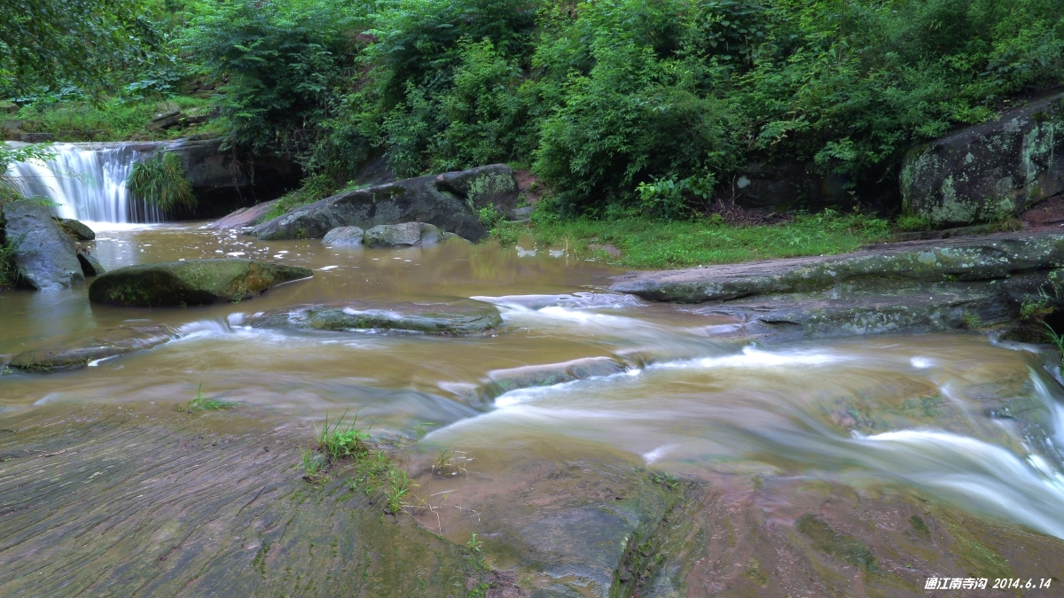近几日暴雨后,美丽的山涧水
