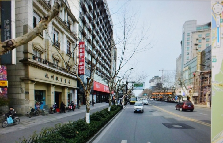 这也是在三维城市街景地图上拍摄的,网上预订的杭州下榻旅店的实景图