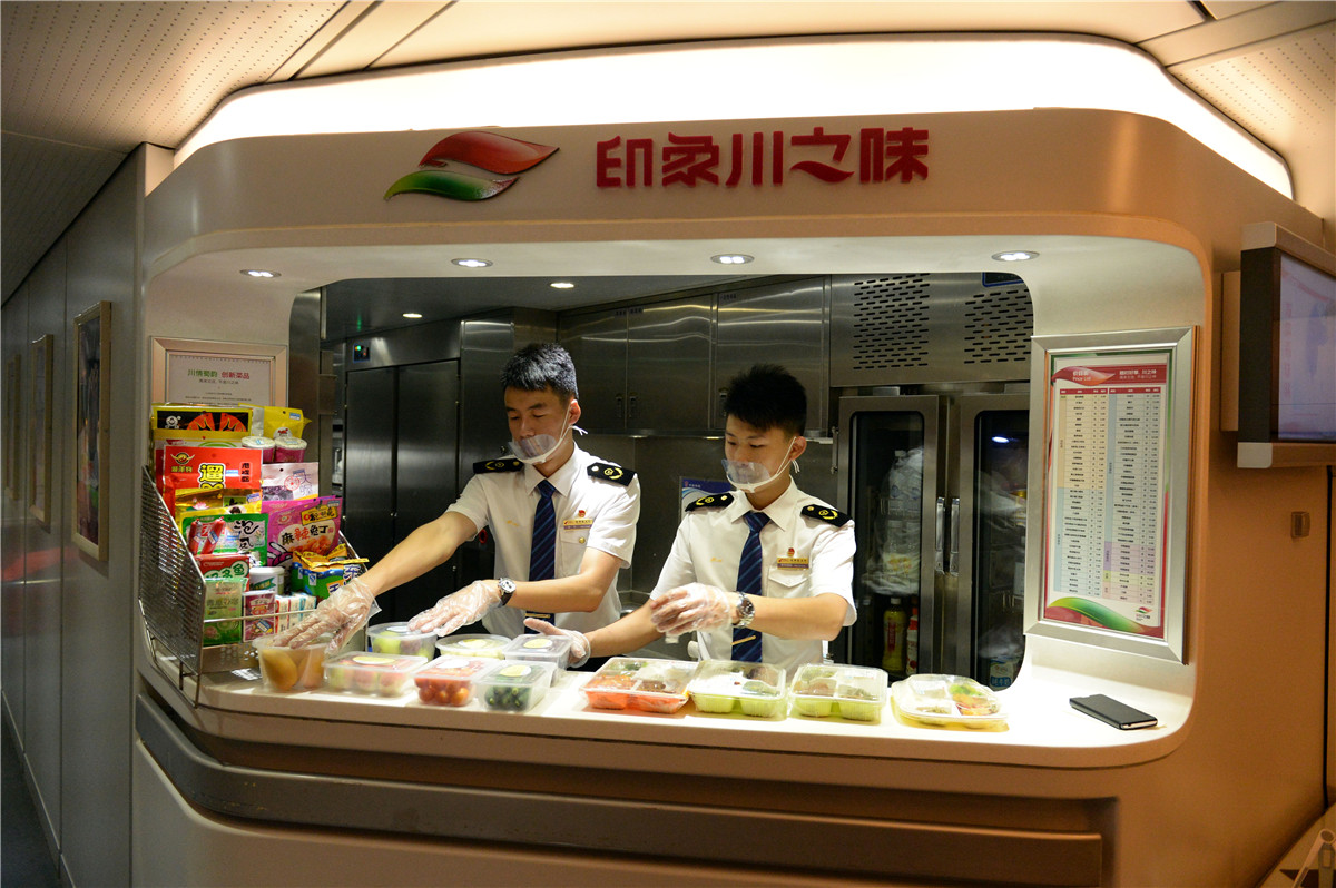 圖8為:7月1日,首趟成都至上海虹橋d628次餐車服務員正在為旅客準備