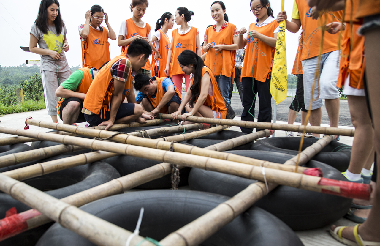 《水上拓展勇争先》------青白江区福洪天府庄园水上拓展培训纪实