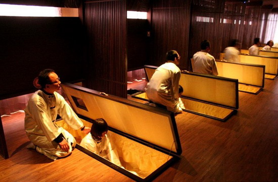 日本殡葬展上参观者躺棺材体验服务 你咋看?