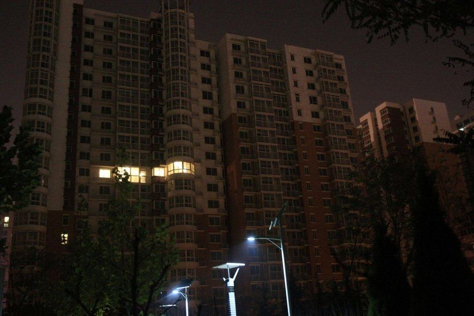一个人半夜回家,他的家住在14楼,他进入了电梯.