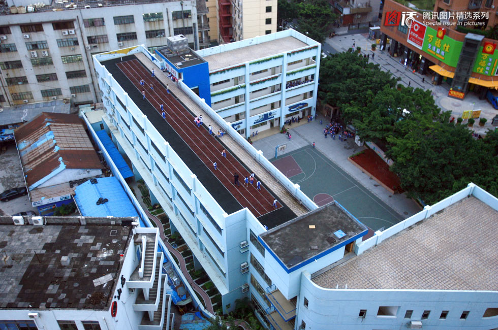深圳蛇口东湾小学因为学生活动空间紧张,把教学楼顶改造成为活动场所