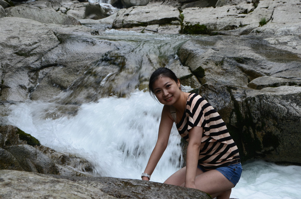 美眉戏水黑熊沟,乐极生悲水中溜