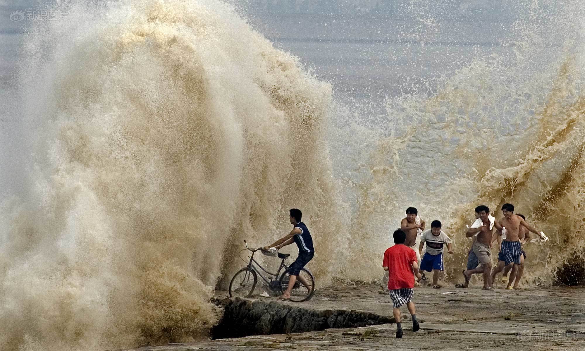 3,2006年8月14日海宁,潮水打上丁字坝袭击观潮者