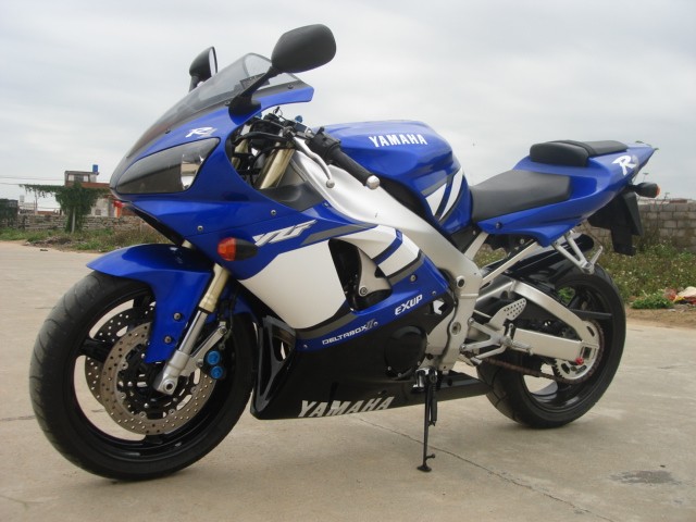 转一辆雅马哈公路赛