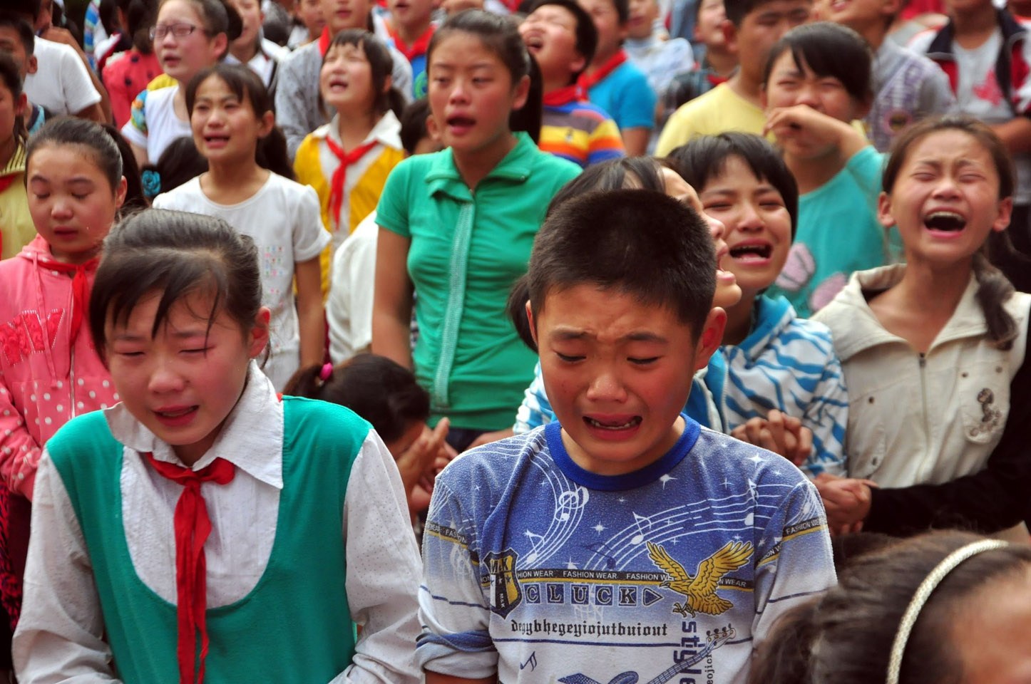 山东一小学办感恩演讲会 百名学生下跪痛哭
