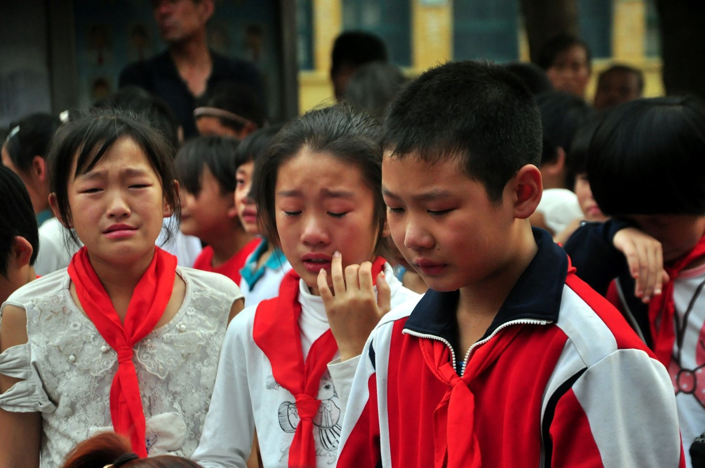 山东一小学办感恩演讲会 百名学生下跪痛哭
