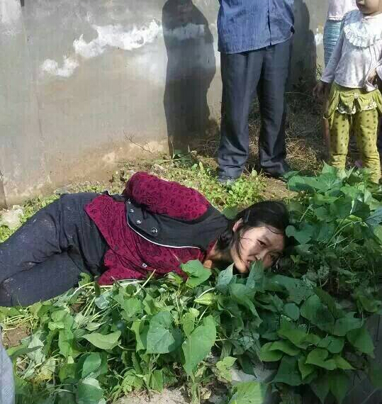 天啊,好残忍啊,精神病女人把父母头都砍下来了,棕树湾小区今晨发生