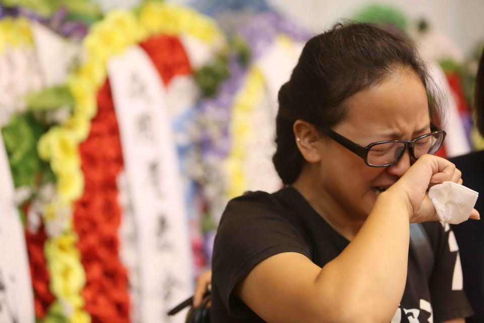 好人一定有好报,请看传遍全国的帖子:单亲女教师跳江救人牺牲 民众