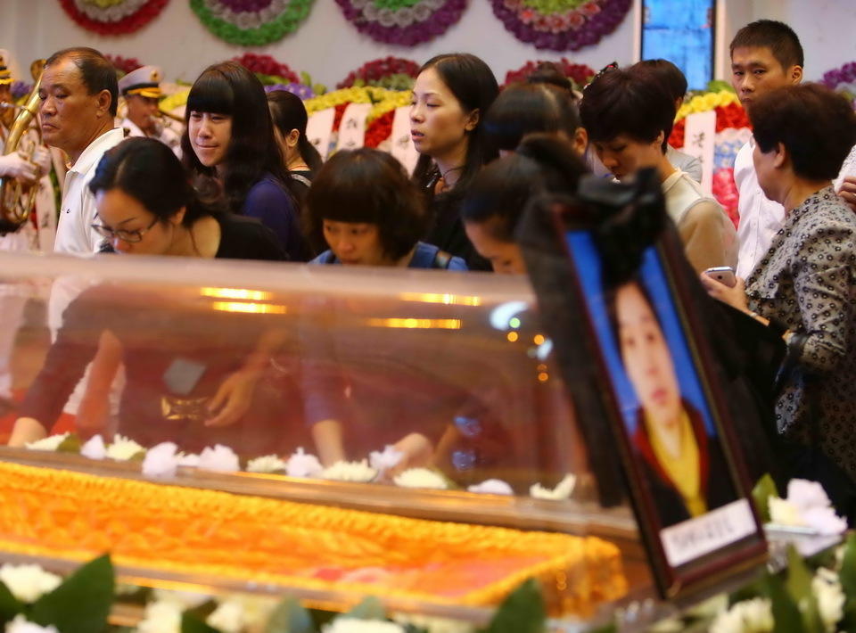 温州瑞安跳江救人女教师胡小丽遗体告别仪式在温州市殡仪馆举行,市民
