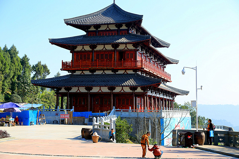【秋高气爽游人来】巴中市二小小朋友,老师家长游望王山 .