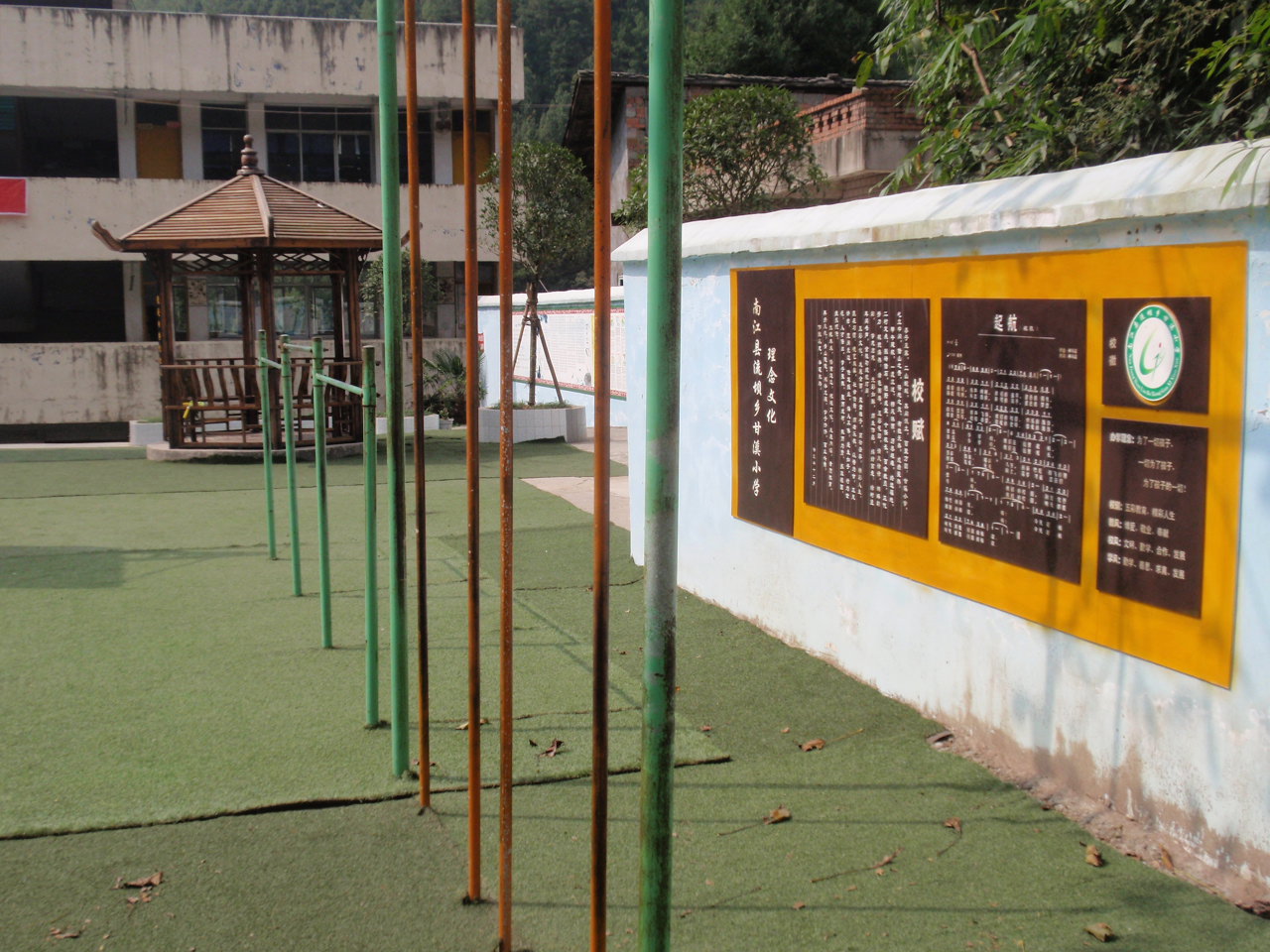 南江县红星幼儿园捐赠爱心草皮美化甘溪校园