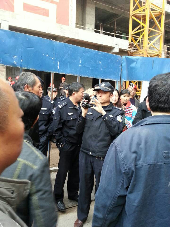 今早发生在通江县时代广场的恶性黑社会殴打维权业主事件
