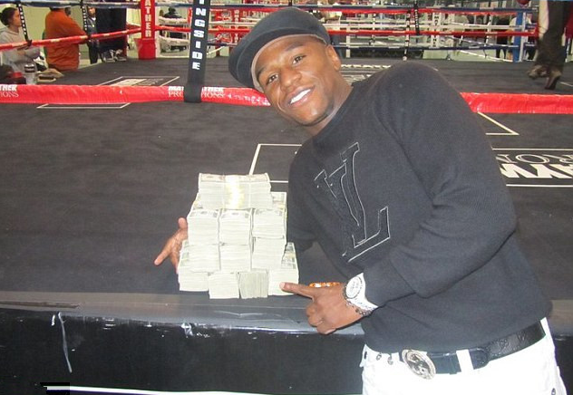 体坛首富高调炫富:钞票铺满床 美女帮洗澡