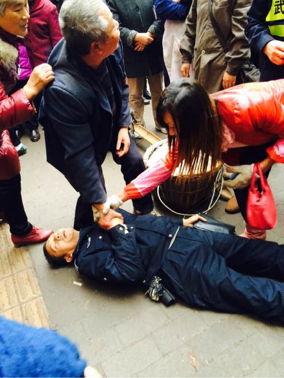 武胜老汉把城管按在地上 嘴上毛起吼城管打死人了.