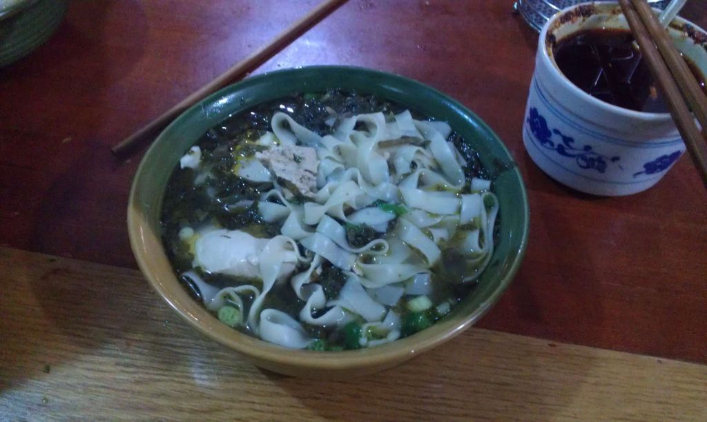 阆中古城特色小吃:酸菜豆花面