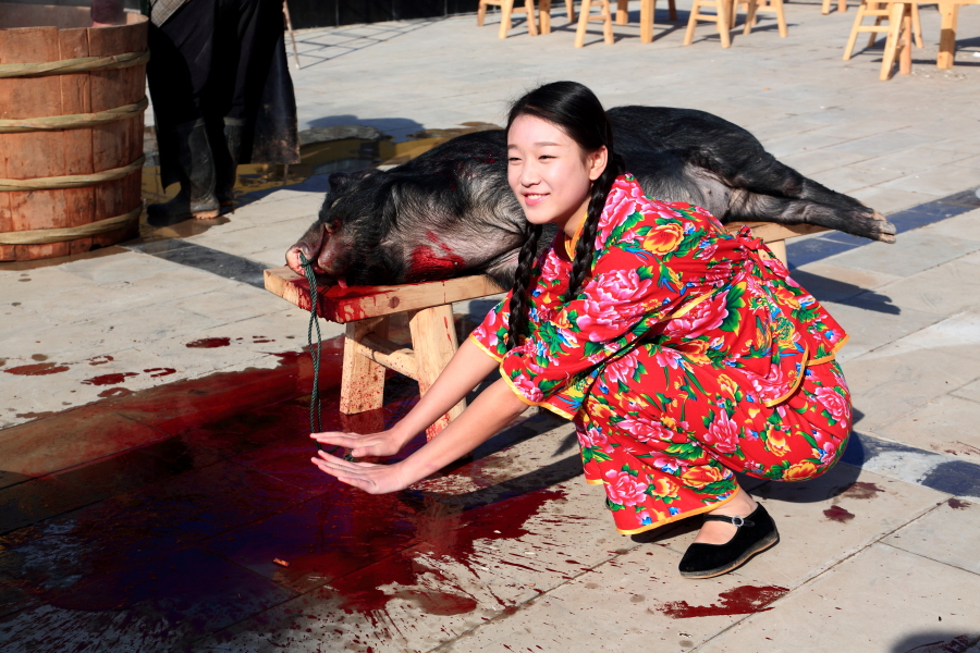 四位美女模仿杀猪图片