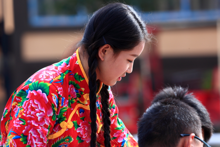 女子杀猪表演图片