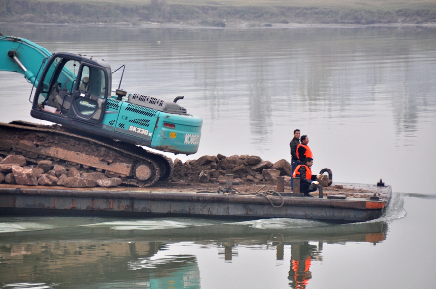 中国航政船在蓬安嘉陵江里推沙石驳船,船上有人没穿救生衣