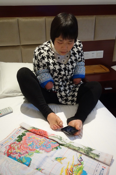 内江威远无臂文盲农妇陈英双脚追逐梦想