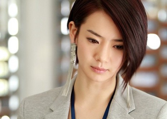 在电视剧《深圳合租记》中,郑罗茜饰演的欲女白晶晶一头短发十分整洁