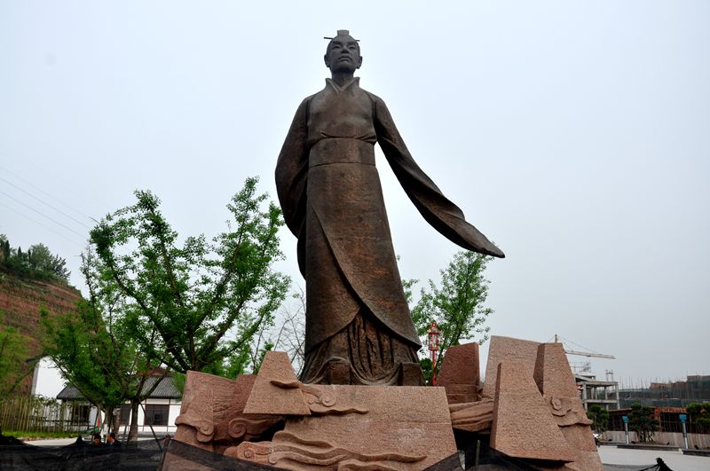 网友马小春建议:司马相如的雕像应该放在五星花园里.