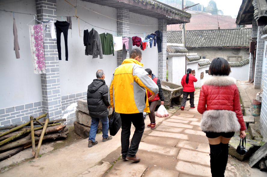 蓬安下河街有的住户直接把垃圾往自来水厂取水口旁边的嘉陵江里倾倒